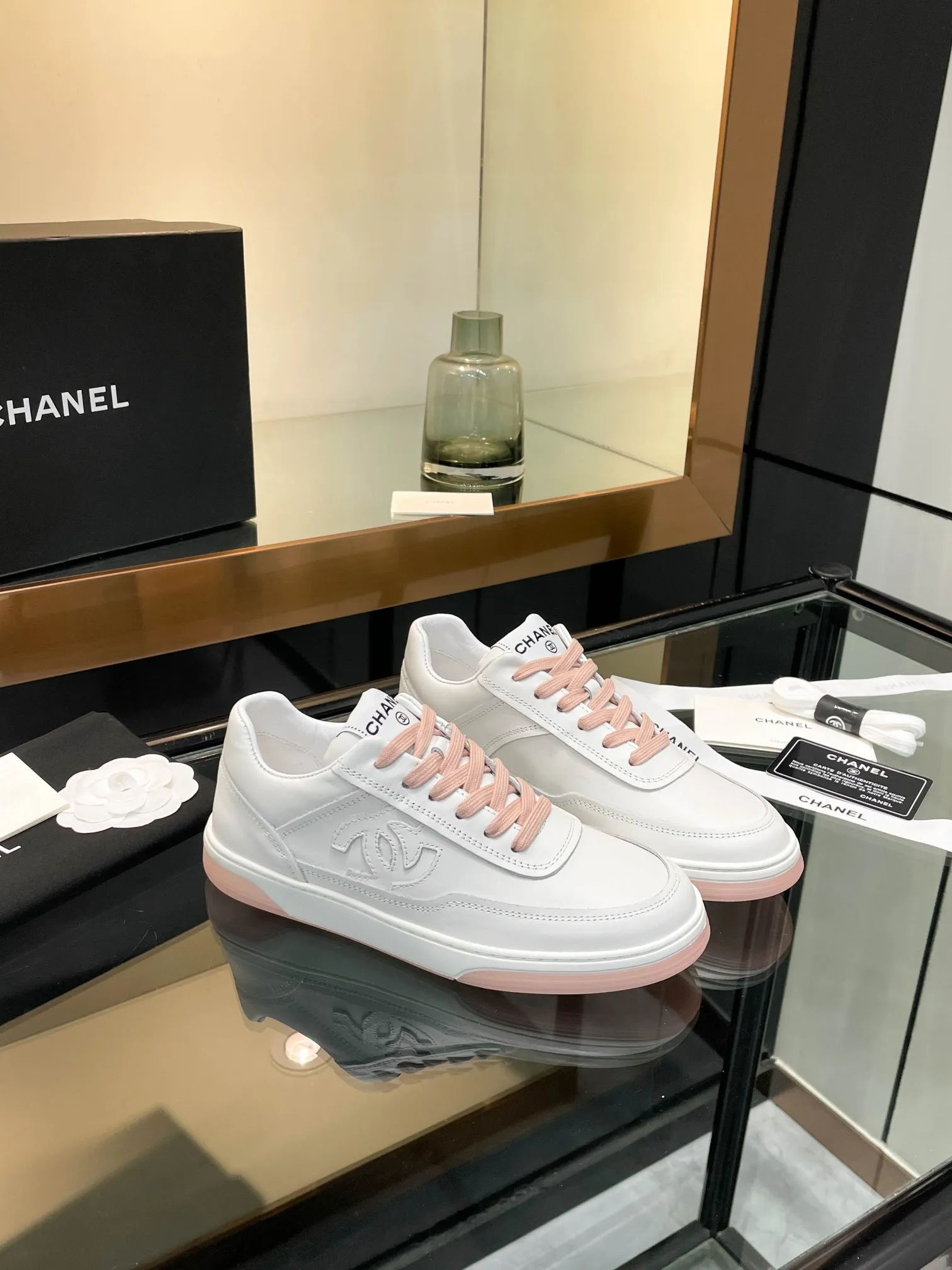 👟👟Ex-factory price 520👟👟Chanel Chanel 25SF latest model full leather panda color white shoes casual sports shoes skateboard shoes original purchase and development production Xiaoxiang C Home Another super popular item in the counter, loved by Internet celebrity bloggers and sisters, and various praises on social platforms. It is very popular, has a high texture, is breathable and super spring and summer. Seeing this issue always arouses the inner desire of girls for fashion. The latest suede material, classic black and white color, full of fashionable feeling on the feet, easy to care for. Fabric: Original customized imported cowhide material. Lining: Customized soft sheepskin lining. Sole: Original molded TPU non-slip outsole. Bottom thickness: 2.5CM. Size: Women's size 35-40 (custom-made sizes 40 are non-refundable)
